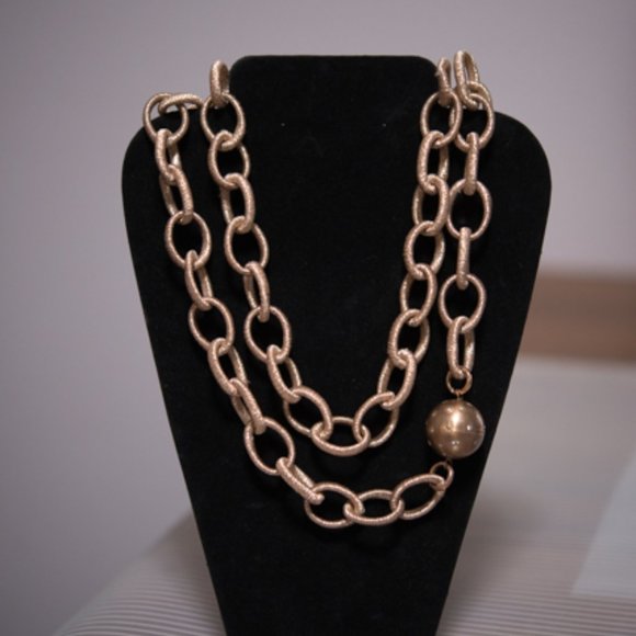 Jewelry - Necklace in rose textile with rose metal accent ba